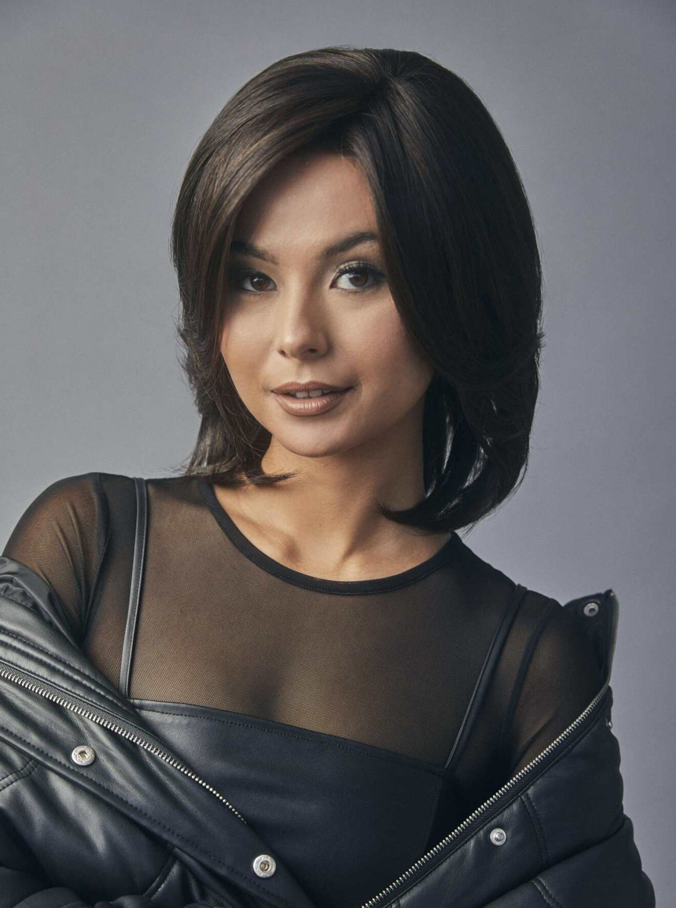 最安値 Luxe Sleek Wig Synthetic Friendly Heat Paris Of Rene by トップス
